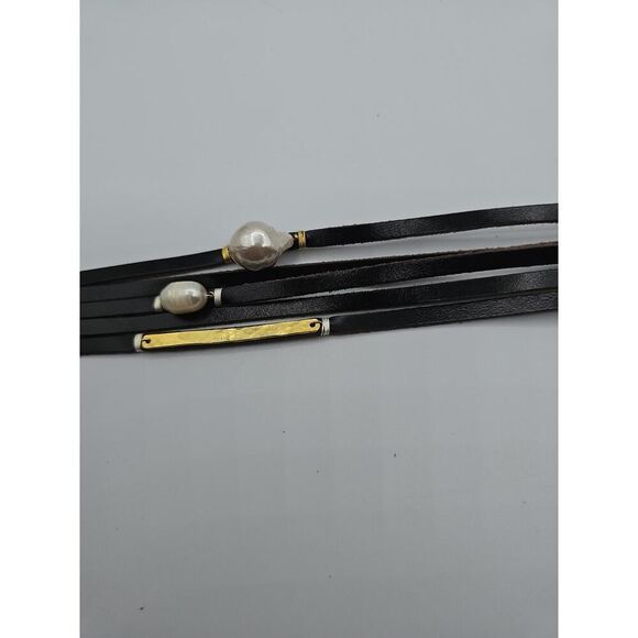 NAKAHOL leather strands adorned with freshwater pearls and gold-toned ACCENTS - Picture 3 of 16